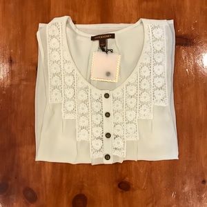 **NWT** Hive & Honey Embroidered Blouse - Size L